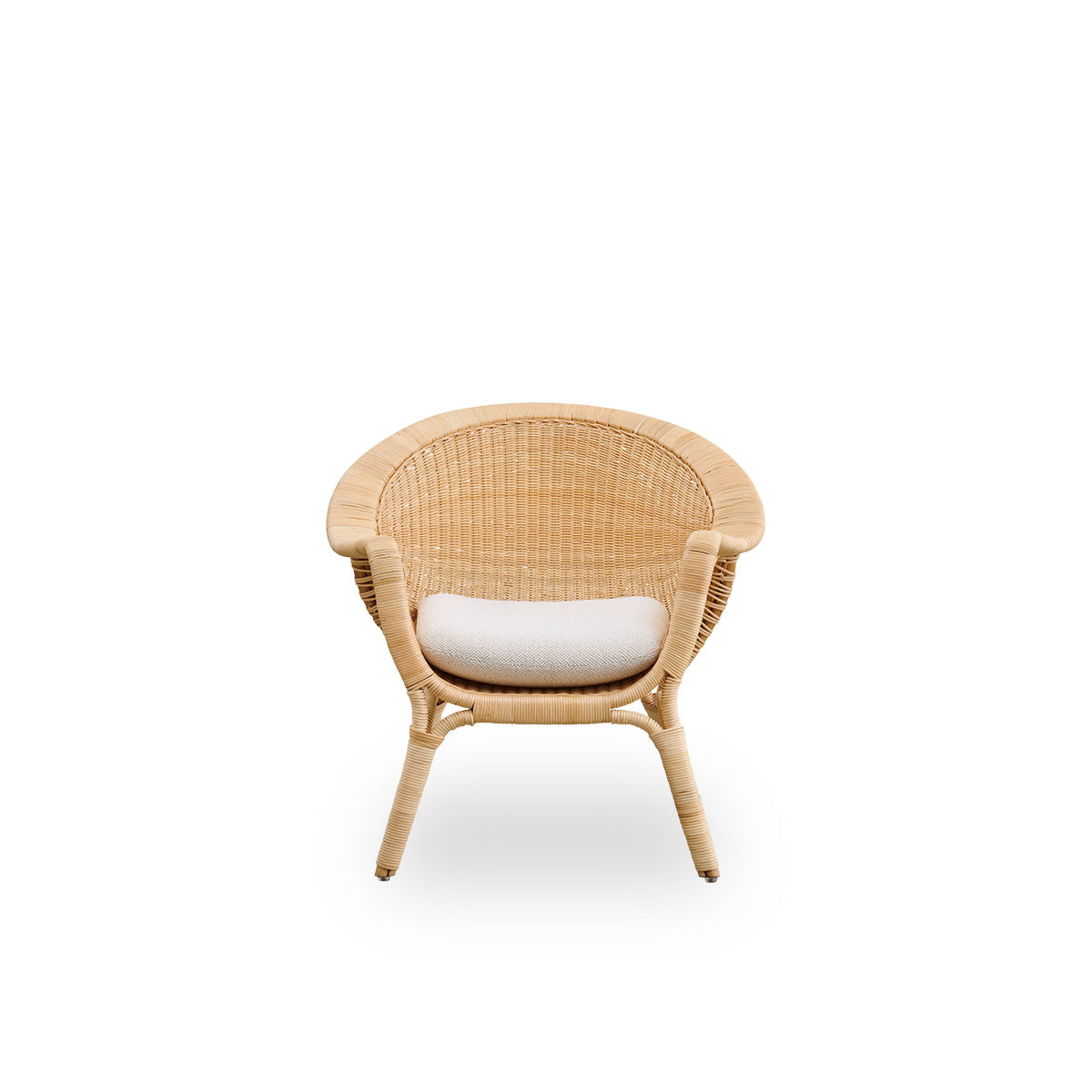 Front view of the Madame Exterior lounge chair designed by Nanna & Jørgen Ditzel.
Fully woven rattan lounge chair with a soft, feminine shell-shaped design.