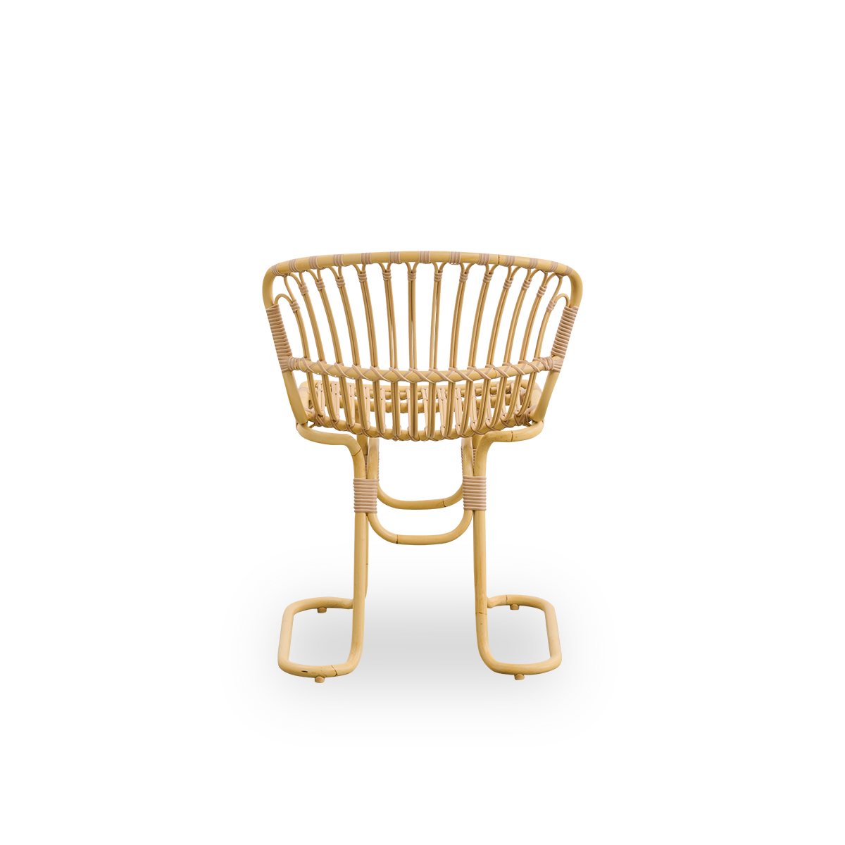 Plain back view of Rita Exterior dining chair designed by Nanna Ditzel. Sculptural legs allow stability on any outdoor surface. Frame made of aluminium in rattan look with ArtFibre bindings.