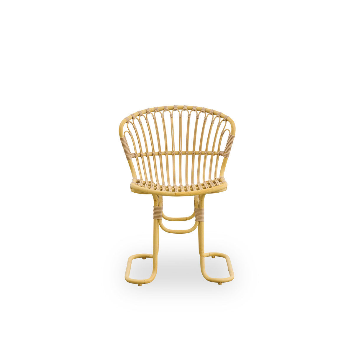 Front view of the Rita Exterior dining chair designed by Nanna Ditzel.
Sculptural legs allow stability on any outdoor surface. Frame made of aluminium in rattan look with ArtFibre bindings.