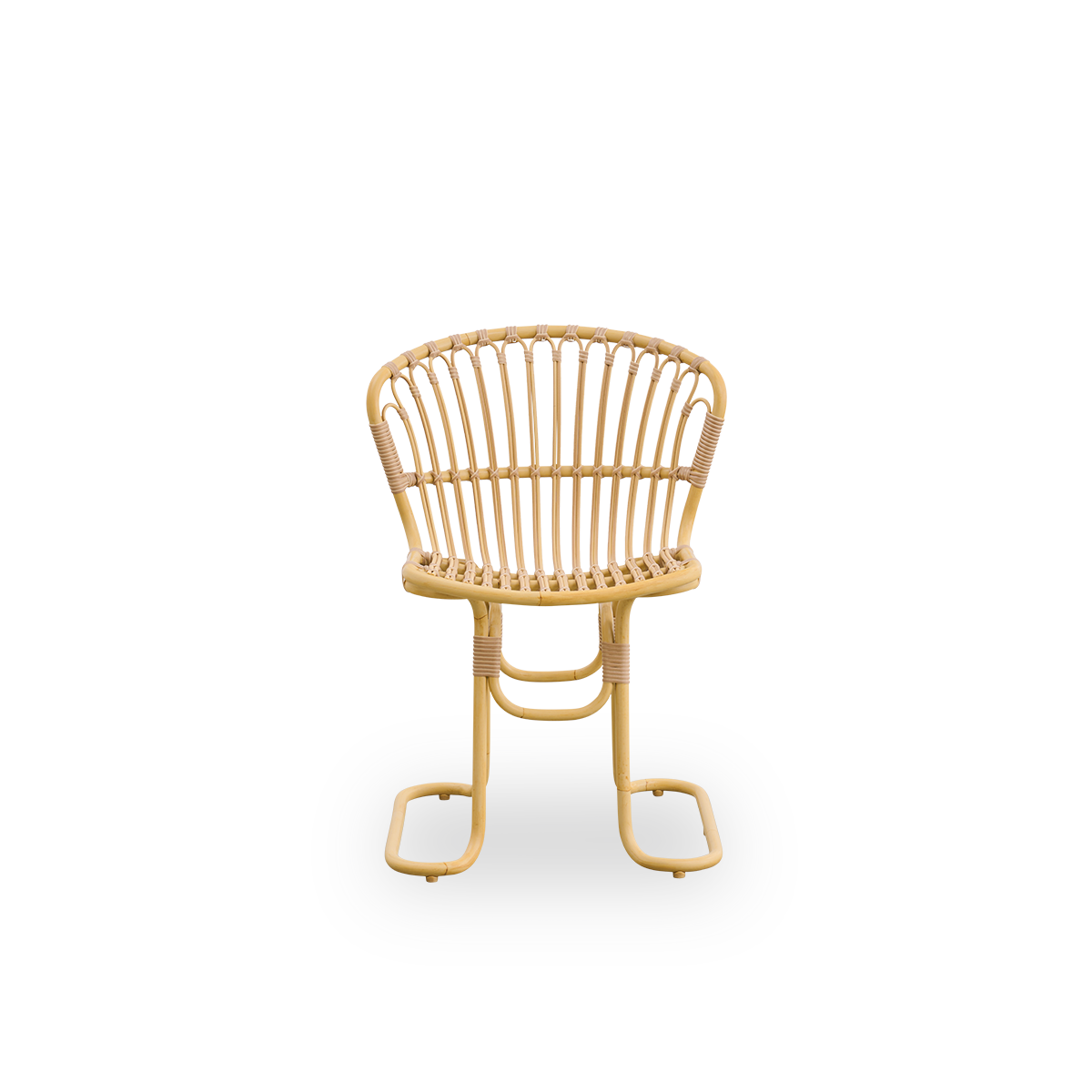 Front view of the Rita Exterior dining chair designed by Nanna Ditzel.
Sculptural legs allow stability on any outdoor surface. Frame made of aluminium in rattan look with ArtFibre bindings.