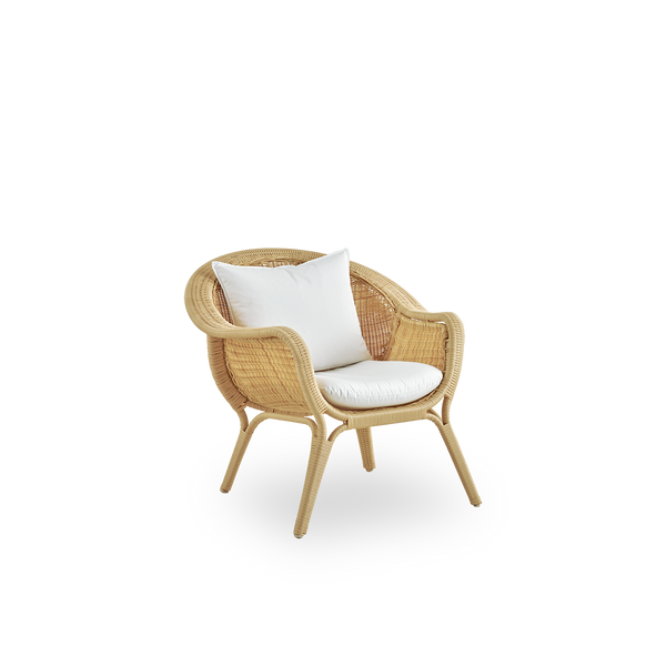 Side view of Madame Exterior lounge chair designed by Nanna & Jørgen Ditzel. Fully woven lounge chair with soft, feminine shell-shaped design. Frame made in aluminium woven with ArtFibre.
