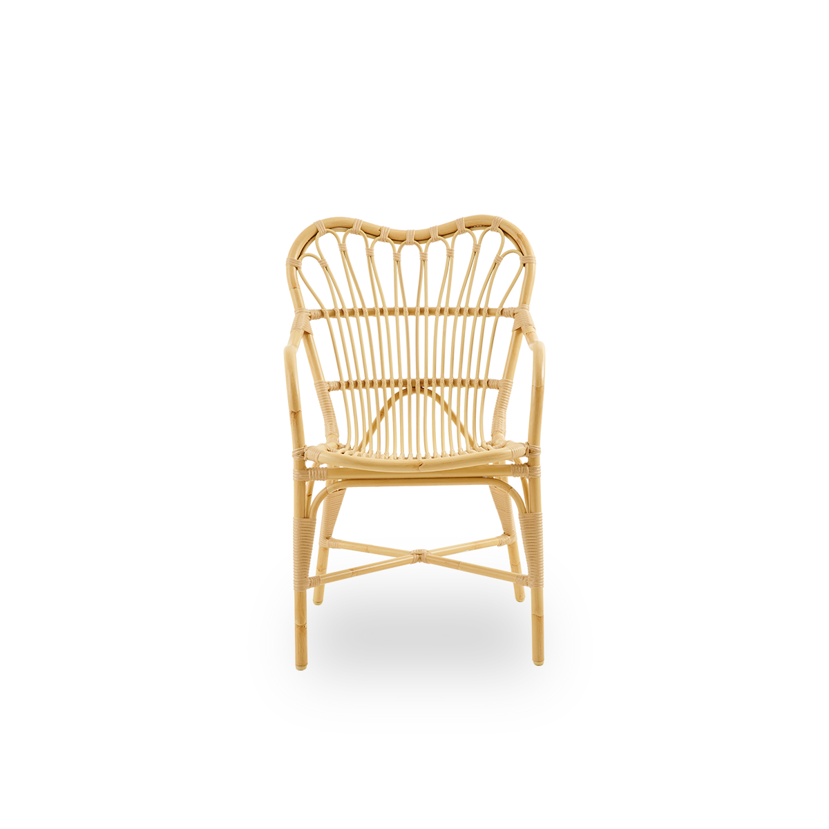Front view of the Margret outdoor dining chair with a high, wide backrest and curved armrests.
Aluminium frame in natural rattan look with ArtFibre windings.