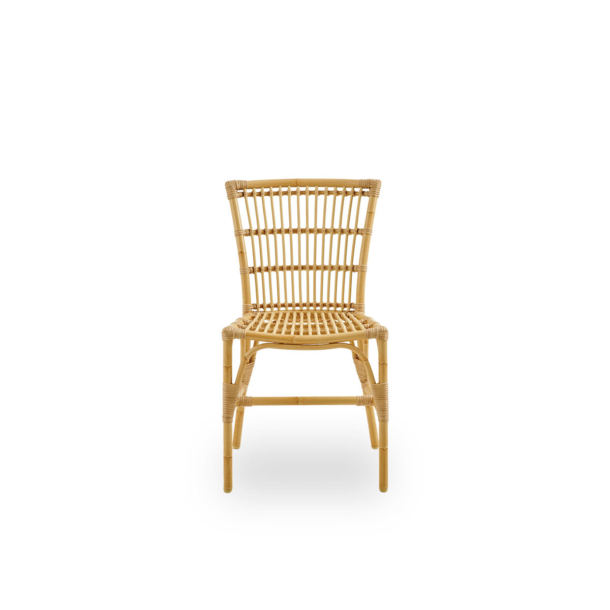 Front view of the Elisabeth outdoor dining chair in rattan look. A small outdoor dining chair with a minimalistic design. Aluminium frame with ArtFibre weavings.