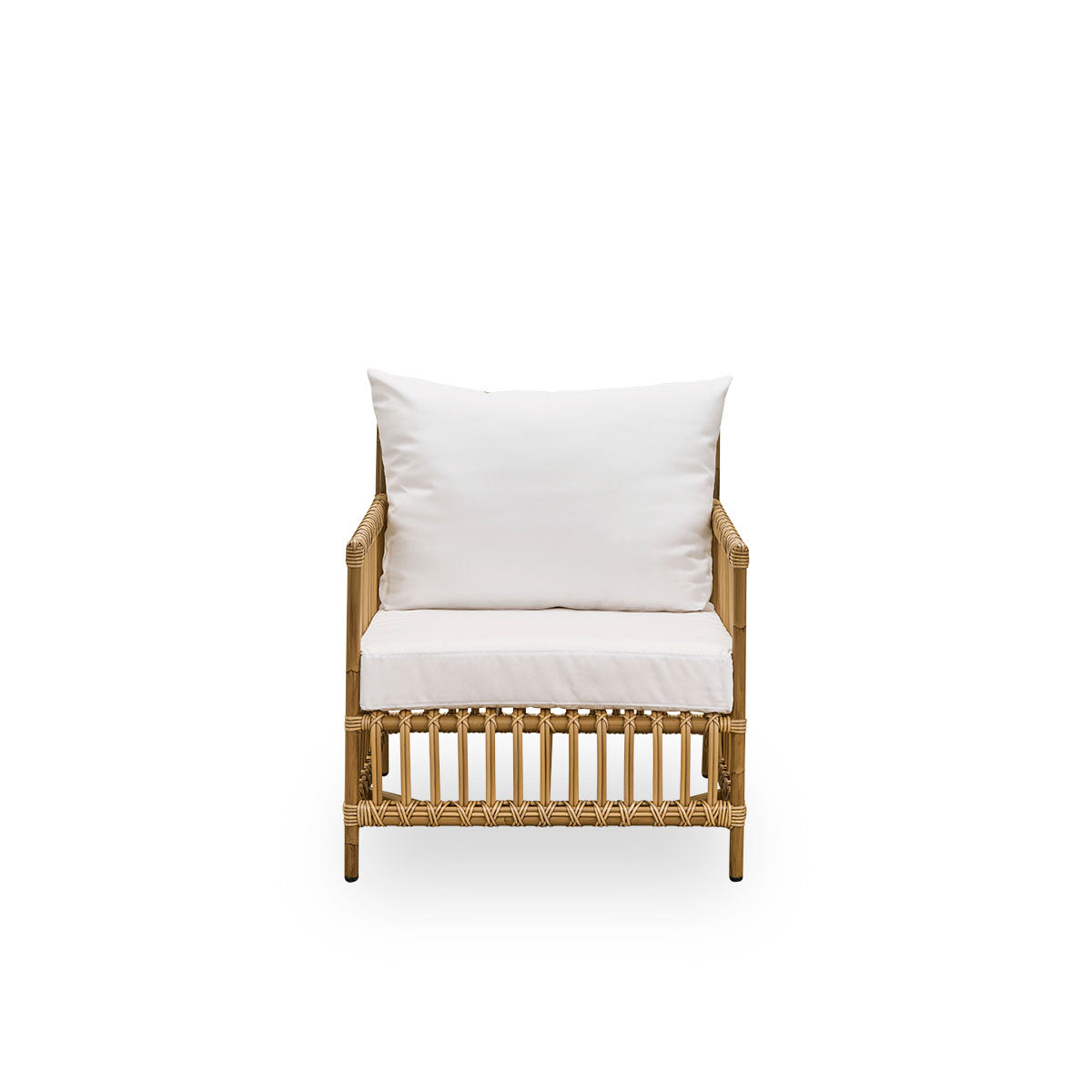 Front view of Caroline Exterior lounge chair in the color Antique Brown, simple and elegant Danish design. The frame of the chair is made from aluminium with elegant ArtFibre details. The design is minimalistic and elegant.