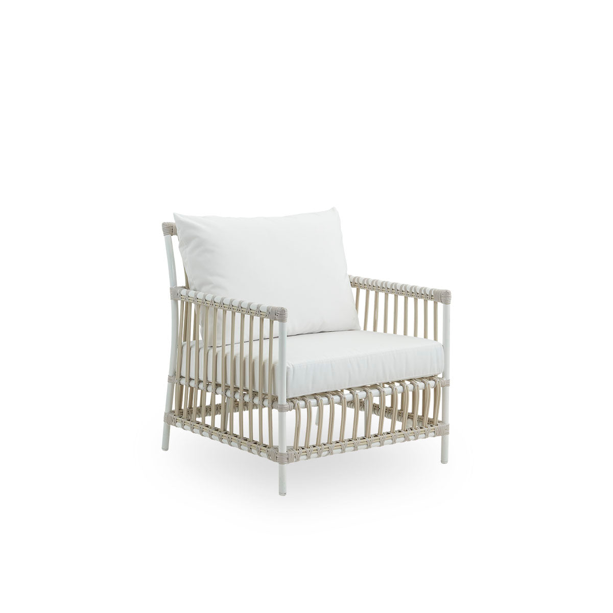 Side view of Caroline Exterior Lounge Chair in the color dove white, presented in simple and elegant Danish design. The frame of the chair is made from aluminum with elegant ArtFibre details. The chair has a cozy, calming presence.