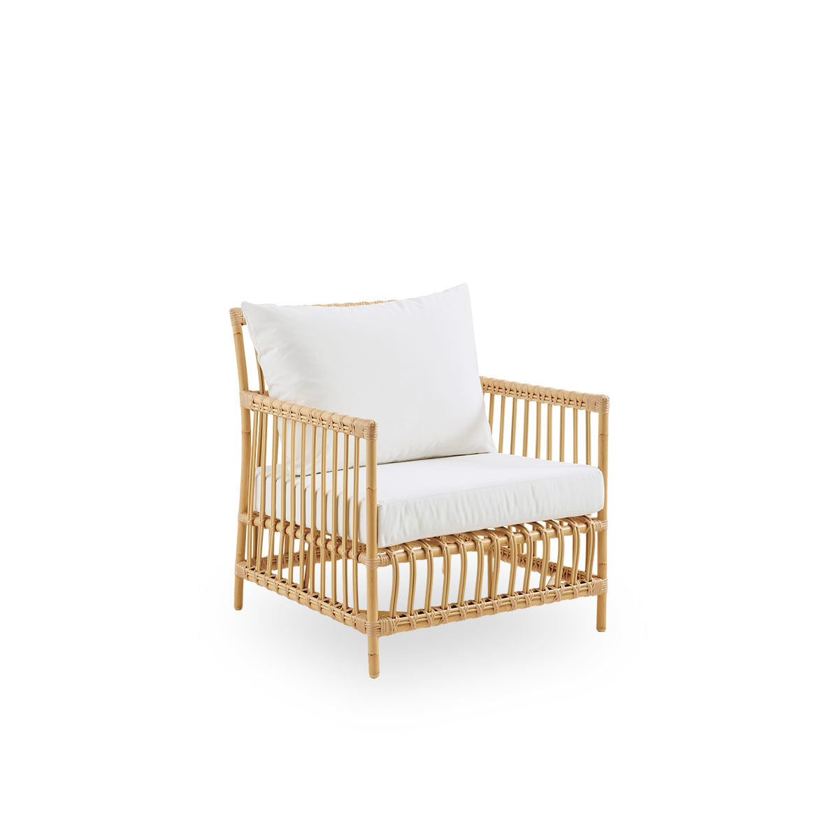 Side view of Caroline Exterior Lounge Chair in the color natural which is handpainted to look like rattan. The frame of the chair is made from aluminum with elegant ArtFibre details. The design is minimalistic and elegant. 