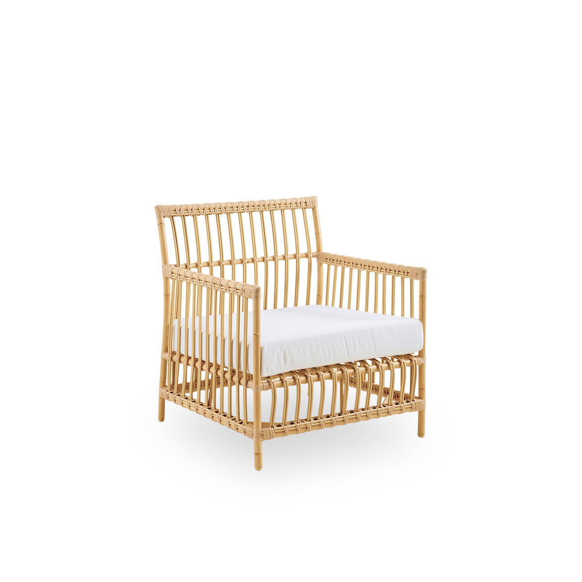 Side view of Caroline Exterior Lounge Chair in the color natural which is handpainted to look like rattan. The frame of the chair is made from aluminum with elegant ArtFibre details. The design is minimalistic and elegant. 