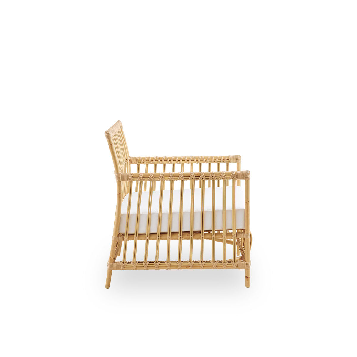 Plain side view of Caroline Exterior Lounge Chair in the color natural which is handpainted to look like rattan. The frame of the chair is made from aluminum with elegant ArtFibre details. The design is minimalistic and elegant. 