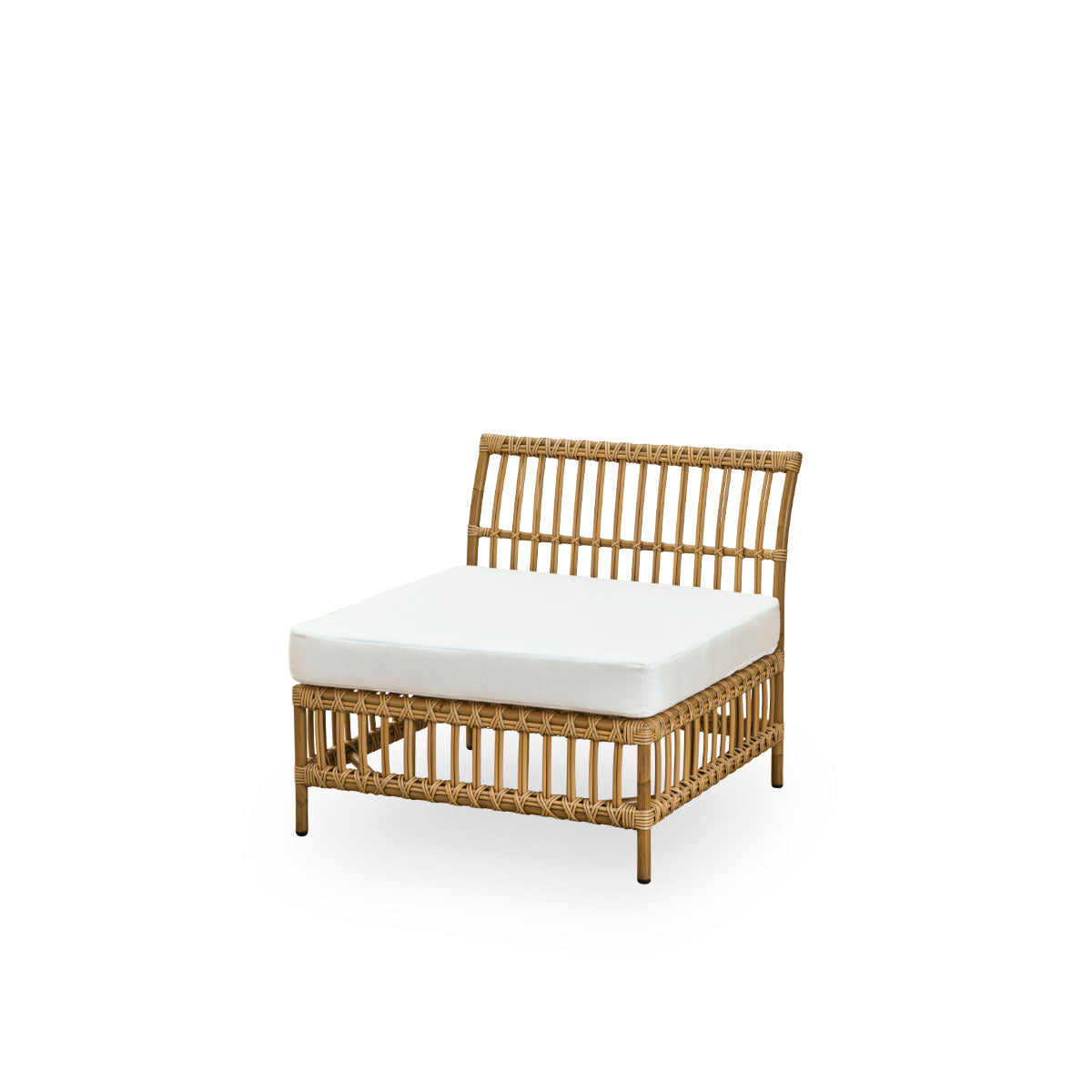 Side view of Maggie outdoor sofa center module in Antique brown color presented with white seat and back cushion. Aluminium frame with handpainted rattan look with ArtFibre windings.