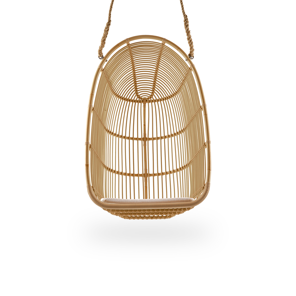 Front view of the Renoir outdoor hanging chair.
Soft, embracing shape fitted with rope for hanging. Aluminium frame in rattan look with ArtFibre bindings.
