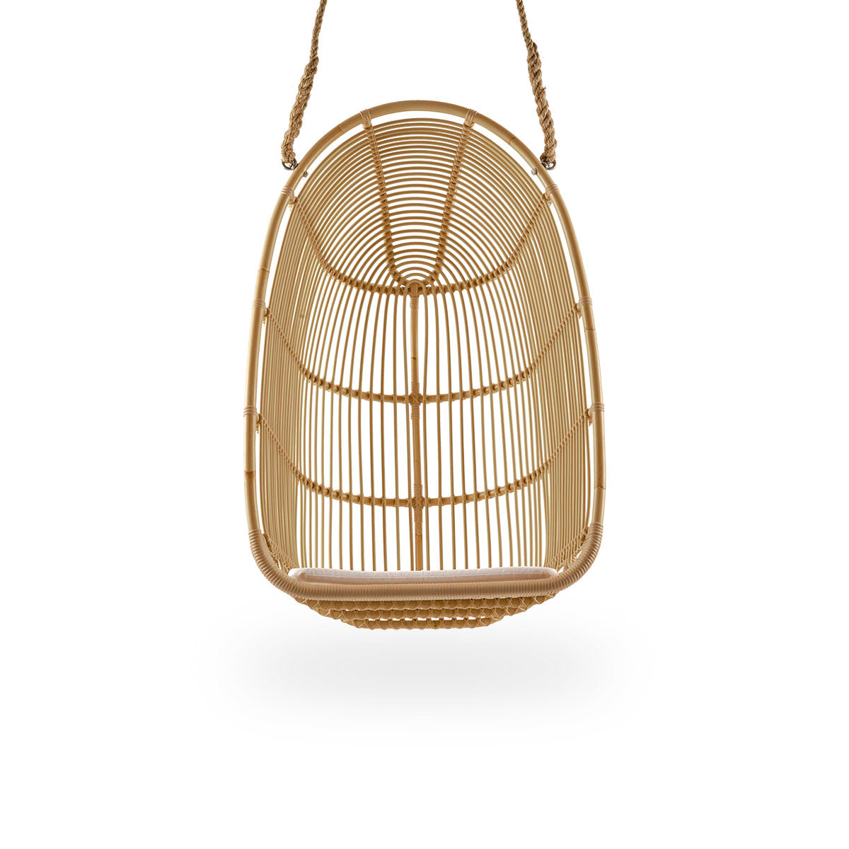 Front view of the Renoir outdoor hanging chair.
Soft, embracing shape fitted with rope for hanging. Aluminium frame in rattan look with ArtFibre bindings.