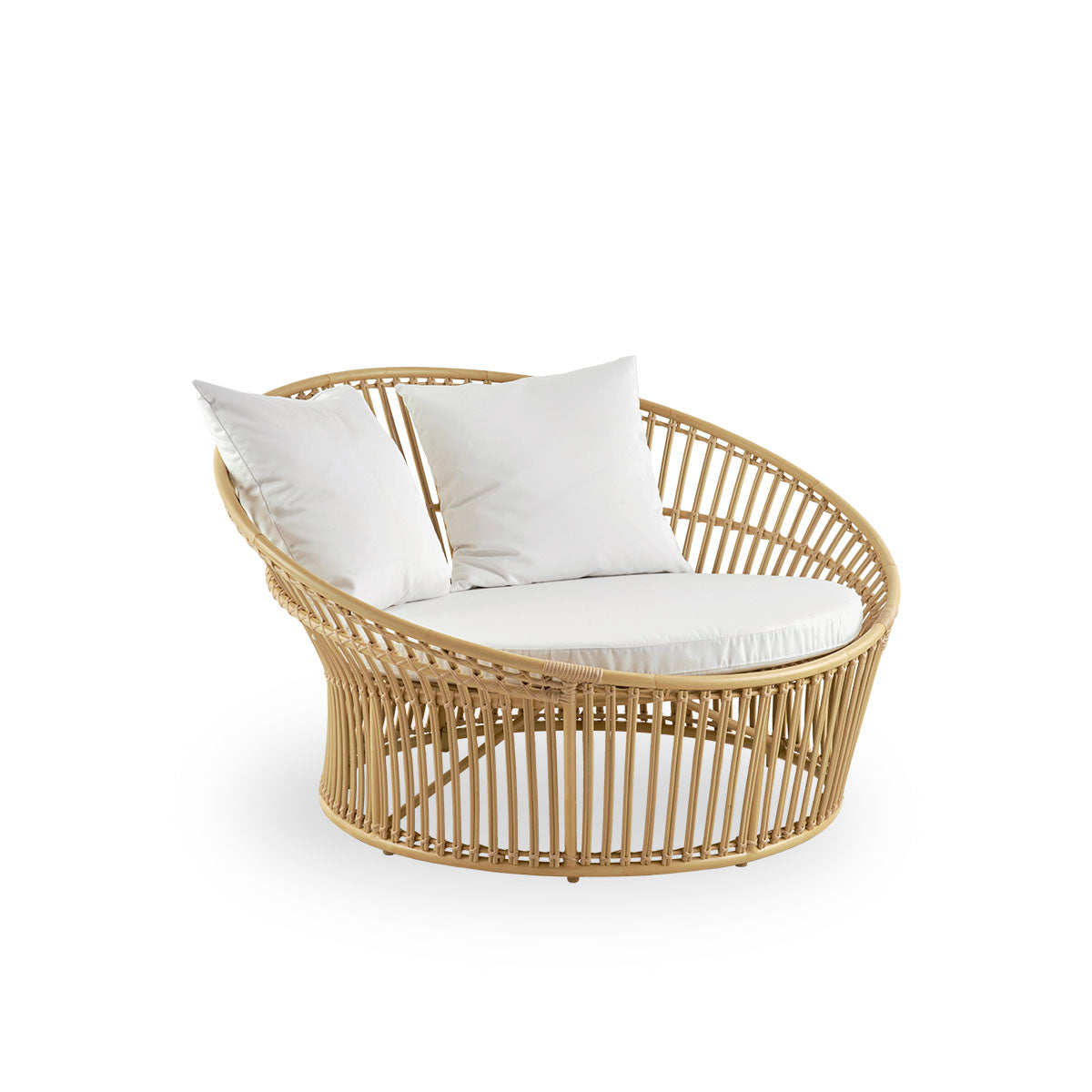 Side view of Olympia Nest Exterior, luxurious Danish design outdoor love nest with open weave and curved back. Aluminium frame in rattan-look with ArtFibre windings. 