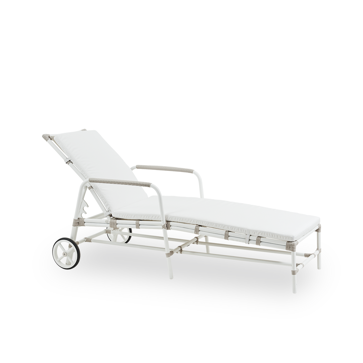 Side view af Josephine solseng med justerbar ryg og hjul for nem mobilitet. Aluminiumsramme i farven Dove White med ArtFibre-flet. Sunbed presented with white cushion.