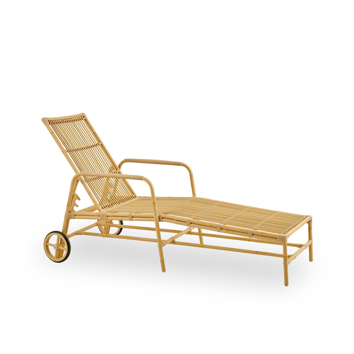 Side view of Josephine sunbed with adjustable backrest and wheels for easy mobility, aluminium frame in handpainted rattan look with ArtFibre windings.