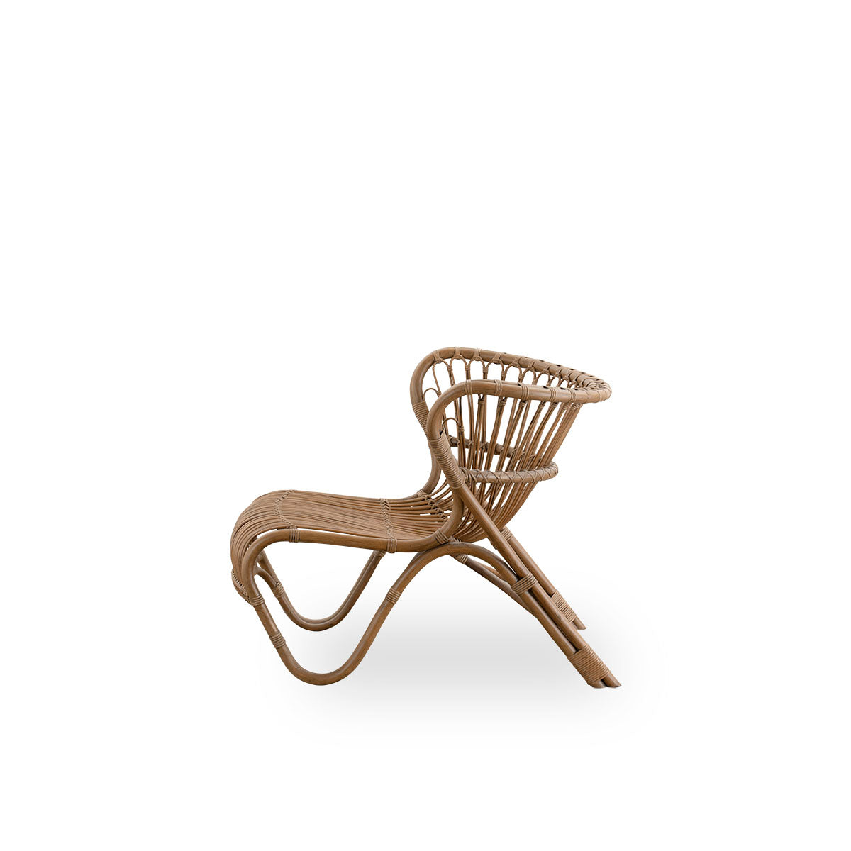 Plain side view of Fox lounge chair in antique brown rattan color designed by Viggo Boesen. Low curvy wicker lounge chair handcrafted from high-quality Indonesian rattan.