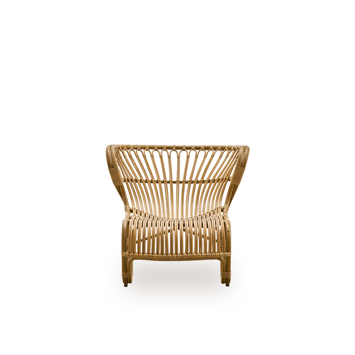 Front view of the Fox Exterior lounge chair in antique brown rattan look, award-winning design by Viggo Boesen.
Low, curvy lounge chair with a hand-bent aluminium frame and ArtFibre windings.
