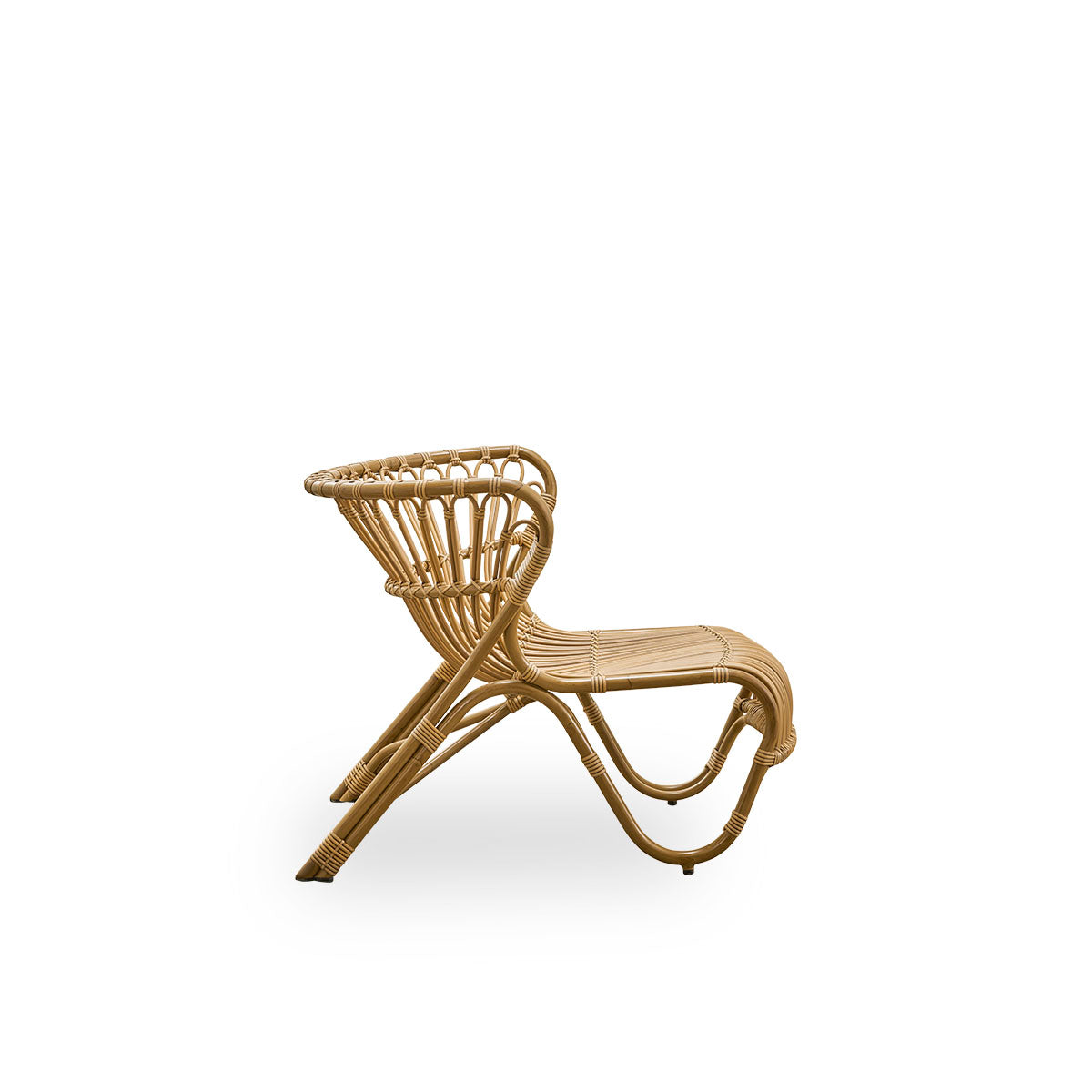 Plain side view of Fox Exterior lounge chair in antique brown rattan look, award-winning design by Viggo Boesen, low curvy lounge chair with hand-bent aluminium frame and ArtFibre windings.