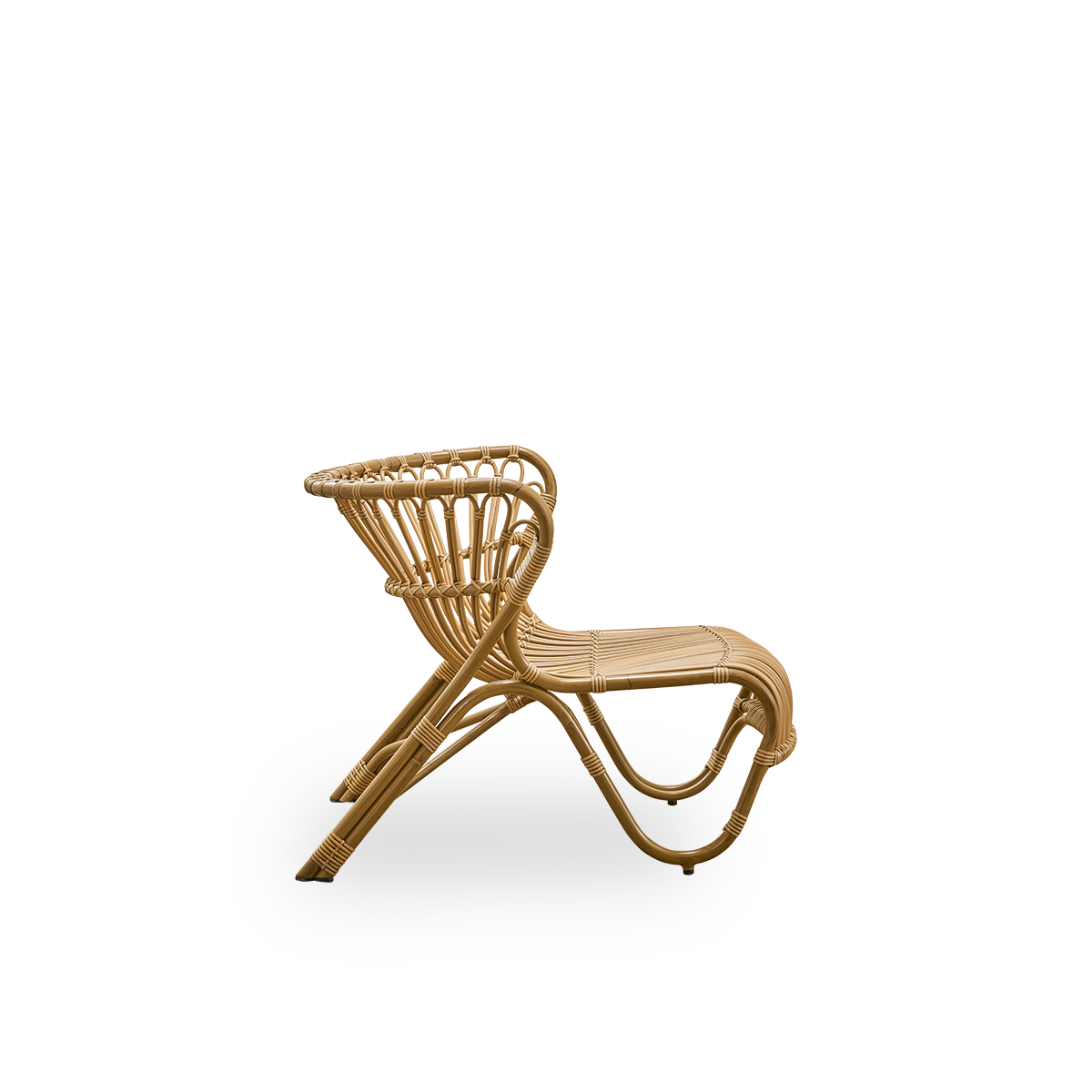 Plain side view of Fox Exterior lounge chair in antique brown rattan look, award-winning design by Viggo Boesen, low curvy lounge chair with hand-bent aluminium frame and ArtFibre windings.
