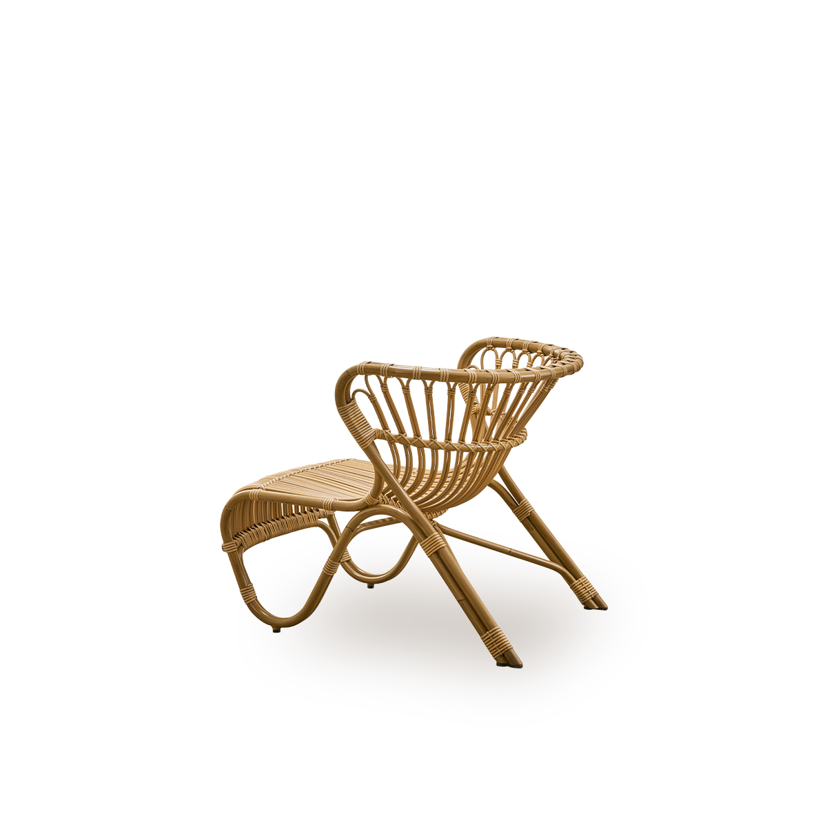 Back side view of the Fox Exterior lounge chair in antique brown rattan look, award-winning design by Viggo Boesen.
Low, curvy lounge chair with a hand-bent aluminum frame and ArtFibre windings.