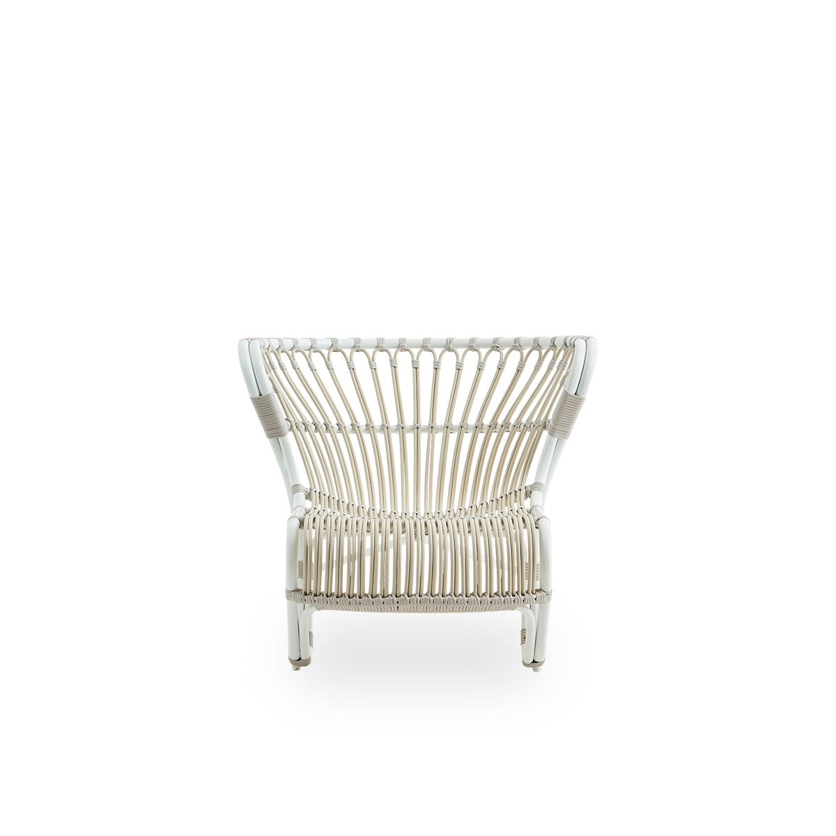 Side view of the Fox Exterior lounge chair in dove white color, an award-winning design by Viggo Boesen.
Low, curved lounge chair with a hand-bent aluminium frame and ArtFibre weave.