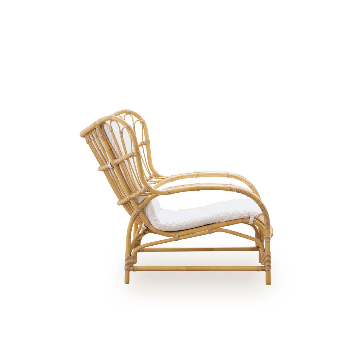 Plain side view of Teddy Exterior lounge chair designed by Viggo Boesen. Big embracing lounge chair made from aluminium frame in rattan look with ArtFibre bindings. 
