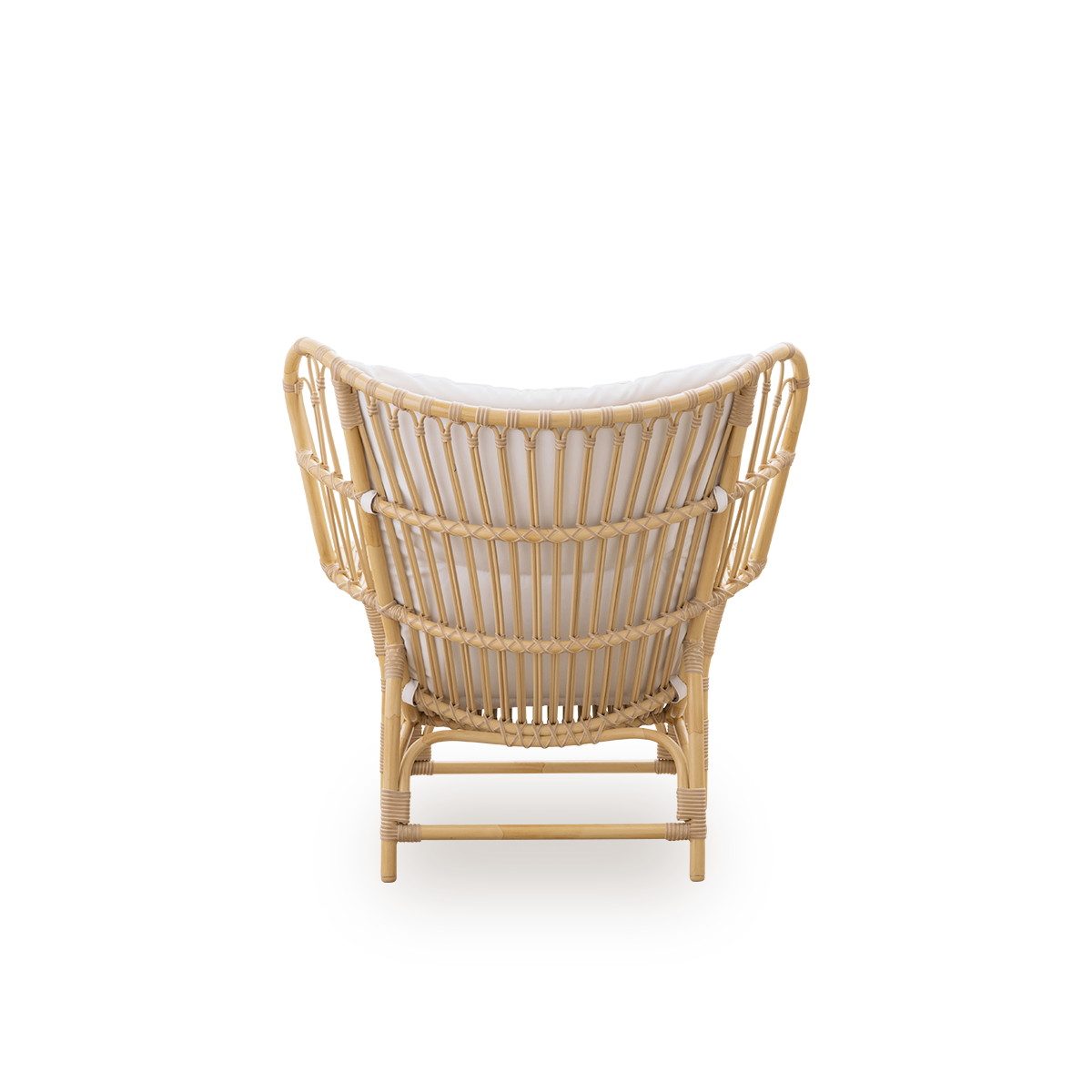 Plain back view of Teddy Exterior lounge chair designed by Viggo Boesen. Big embracing lounge chair made from aluminium frame in rattan look with ArtFibre bindings.