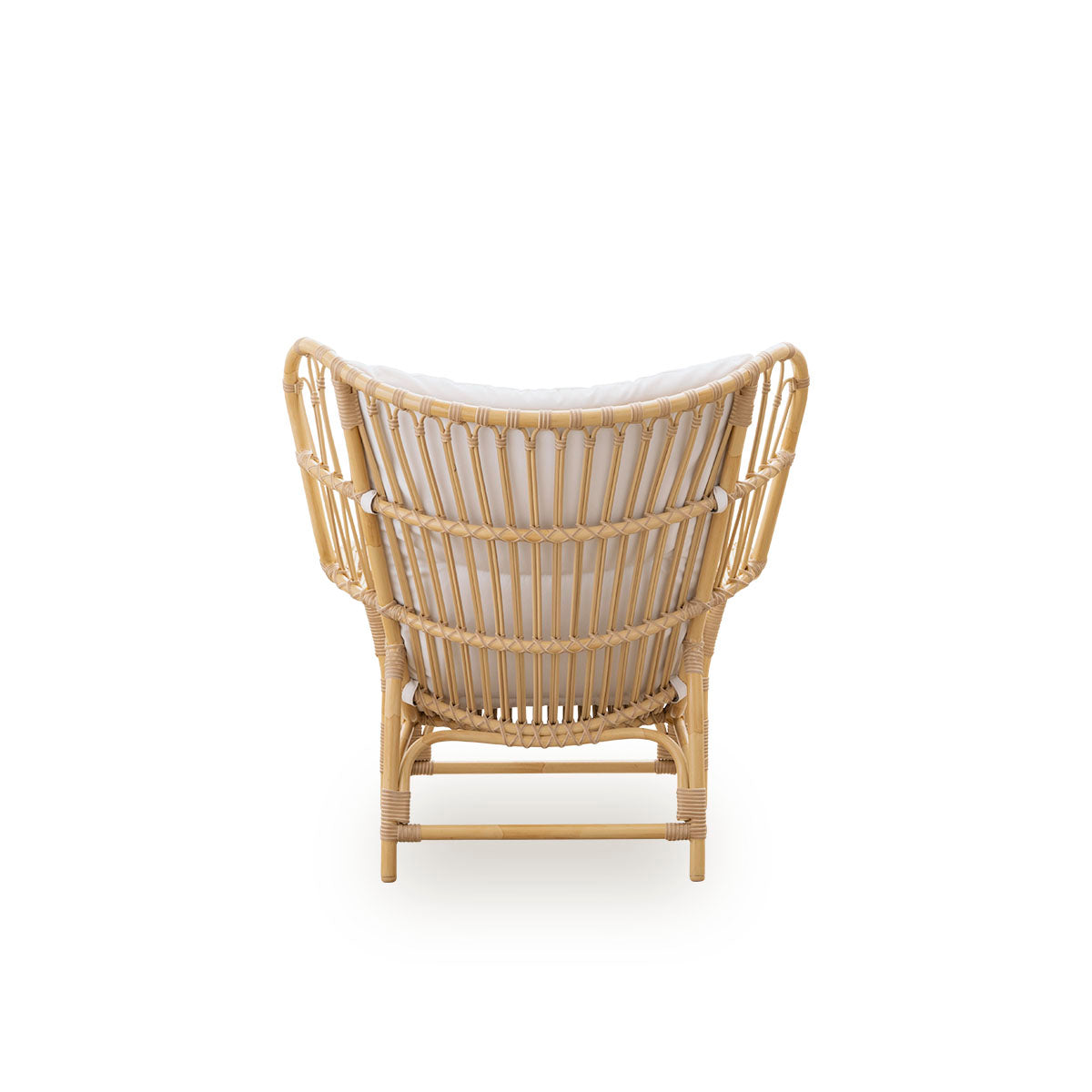 Plain back view of Teddy Exterior lounge chair designed by Viggo Boesen. Big embracing lounge chair made from aluminium frame in rattan look with ArtFibre bindings.
