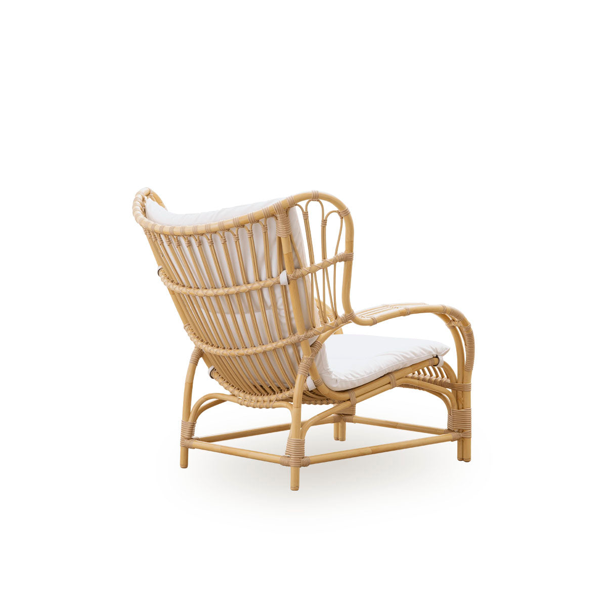 Back side view of the Teddy Exterior lounge chair designed by Viggo Boesen.
Big embracing lounge chair made from aluminum frame in rattan look with ArtFibre bindings.