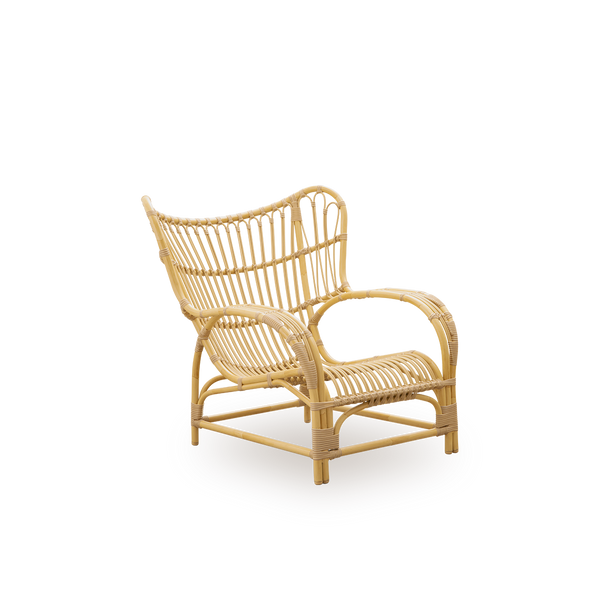 Side view of Teddy Exterior lounge chair designed by Viggo Boesen. Big embracing lounge chair made from aluminium frame in rattan look with ArtFibre bindings. 