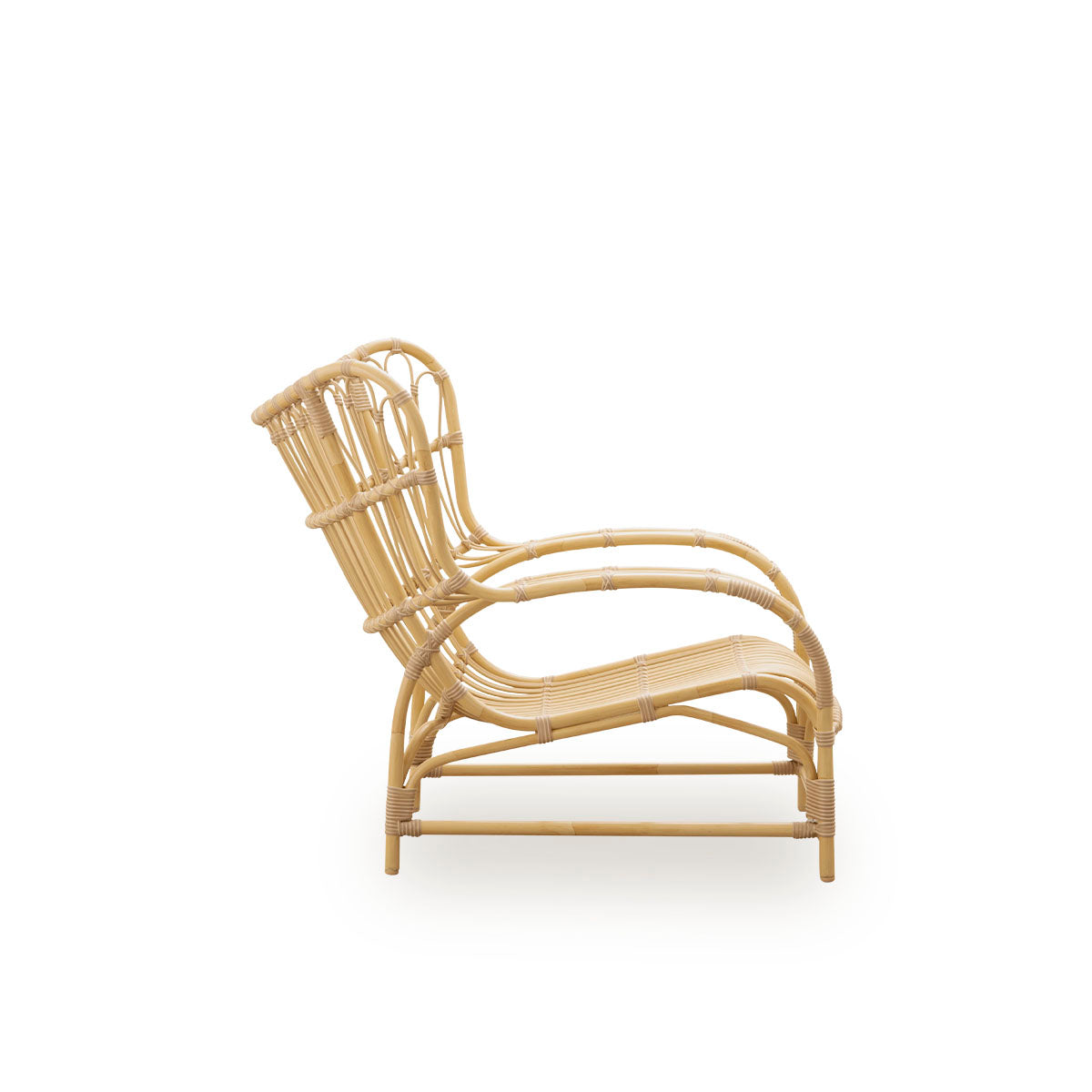 Plain side view of Teddy Exterior lounge chair designed by Viggo Boesen. Big embracing lounge chair made from aluminium frame in rattan look with ArtFibre bindings. 