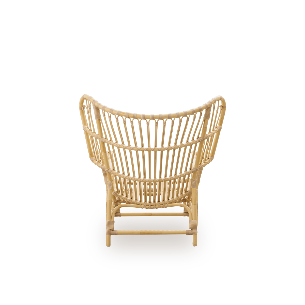 Plain back view of Teddy Exterior lounge chair designed by Viggo Boesen. Big embracing lounge chair made from aluminium frame in rattan look with ArtFibre bindings.