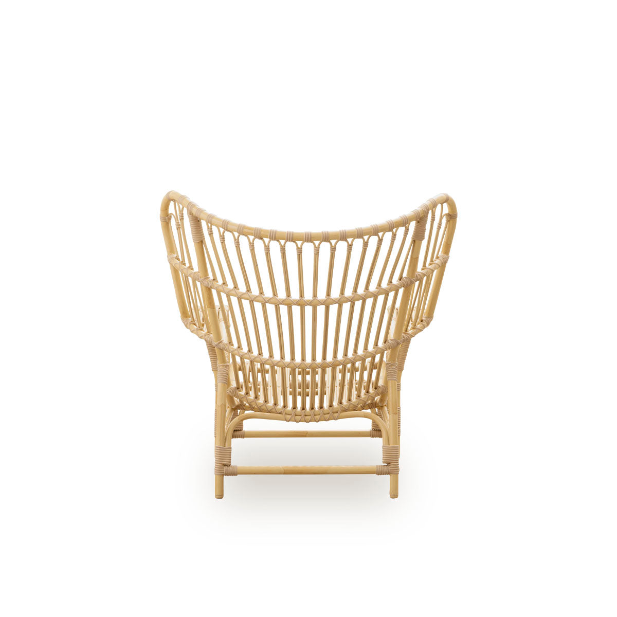 Plain back view of Teddy Exterior lounge chair designed by Viggo Boesen. Big embracing lounge chair made from aluminium frame in rattan look with ArtFibre bindings.