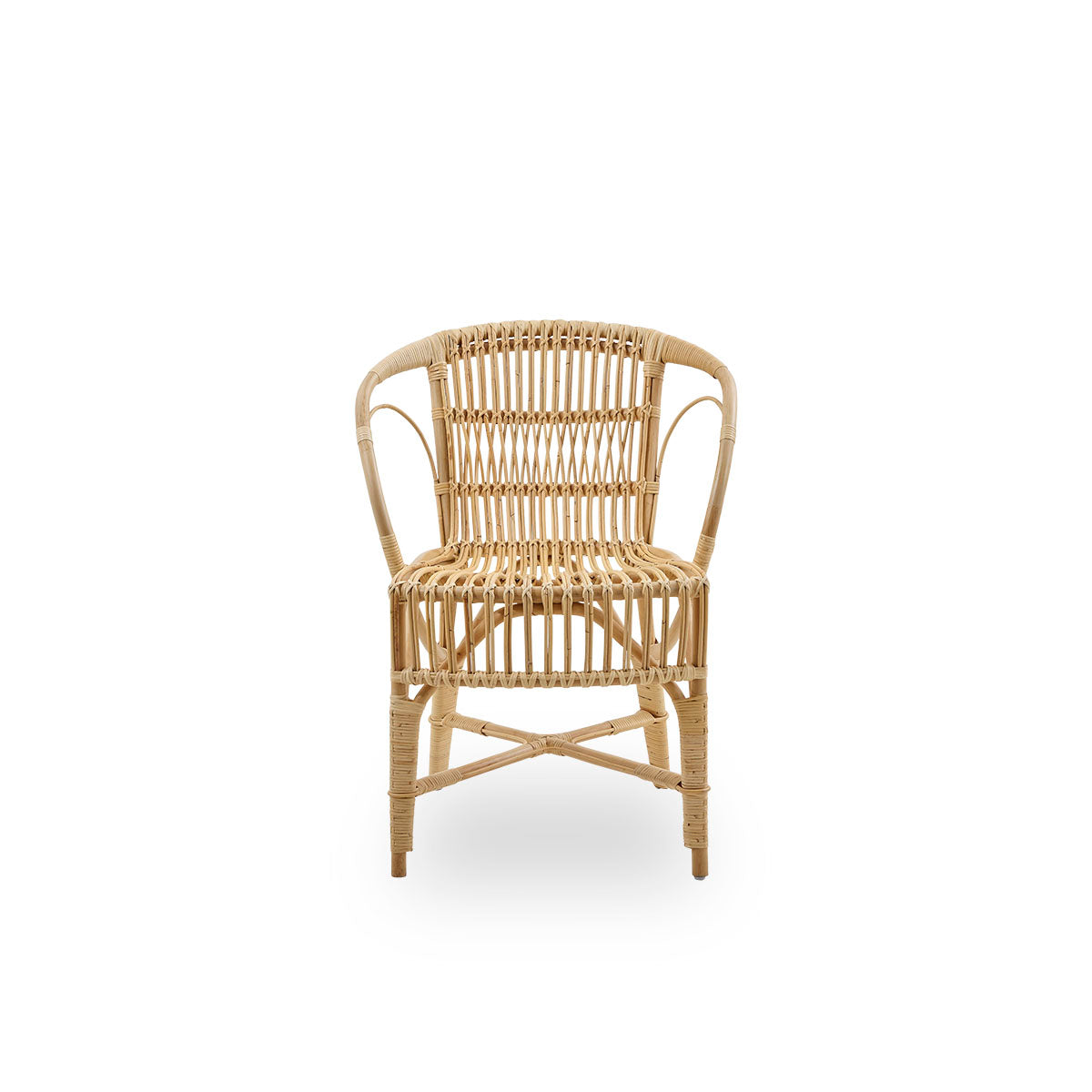 Front view of the Robert dining chair in natural color designed by Robert W.
Elegant wicker chair handcrafted from high-quality Indonesian rattan.