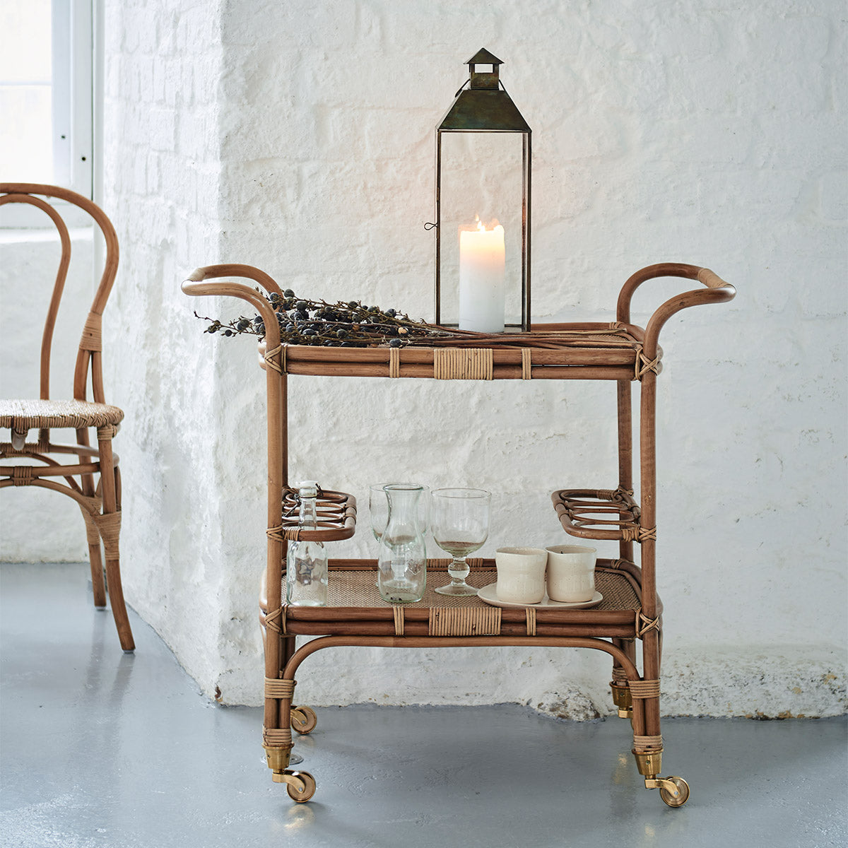 Rolling bar cart in rattan and wicker